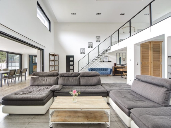 Villa contemporaine d’exception avec piscine, grand garage et prestations haut de gamme