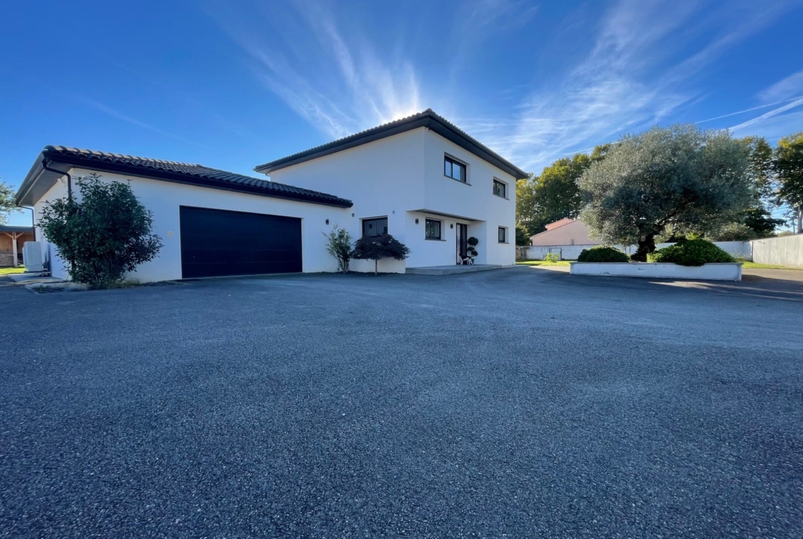 Villa contemporaine d’exception avec piscine, grand garage et prestations haut de gamme