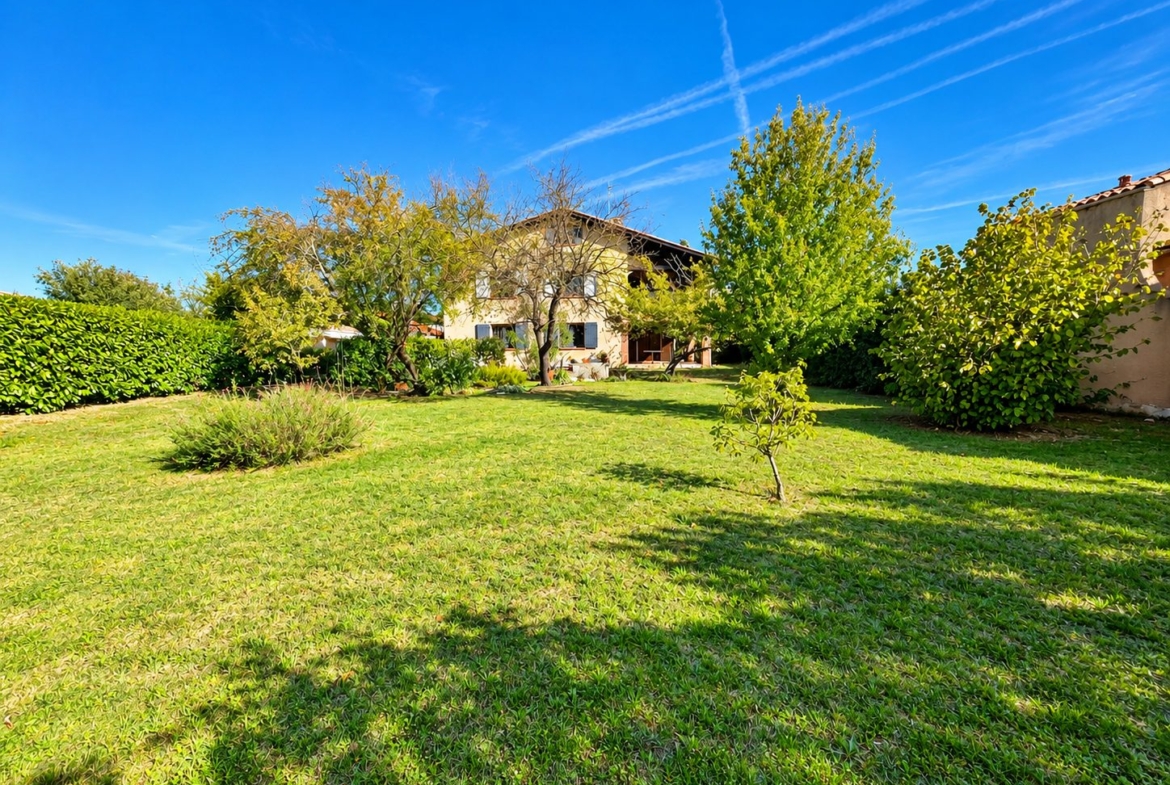 Maison de deux appartements avec terrain à bâtir de 500 m²